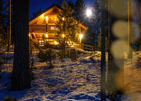 Winter Sprookjeshuis Het Midden Van Het Besneeuwde Bos Nacht — Stockfoto