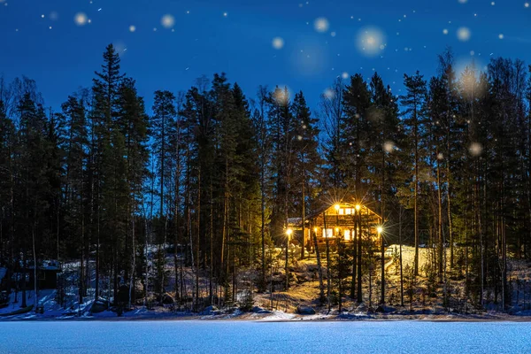Zimní Pohádkový Dům Uprostřed Zasněženého Lesa Noci — Stock fotografie