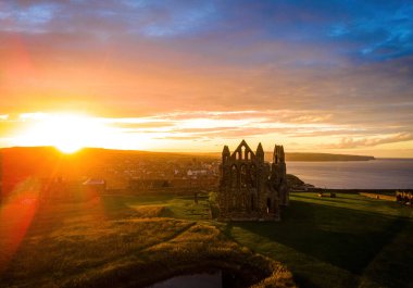 Whitby Manastırı, Kuzey Denizi 'ne bakan Whitby Manastırı. Whitby' nin yukarısındaki Doğu Kayalığı. İngiltere, İngiltere.