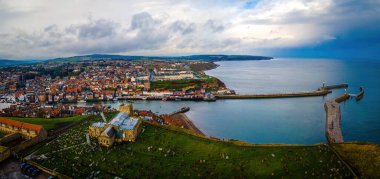 Kuzey Yorkshire, İngiltere 'de Kuzey Denizi' ne bakan Whitby 'nin sabah manzarası.