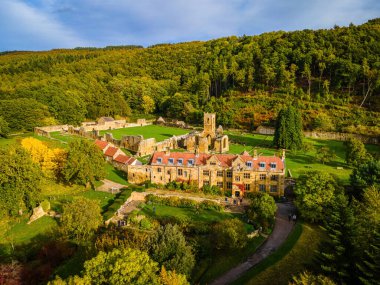 Grace Dağı 'nın pirory manzarası, Doğu Harlsey, Kuzey Yorkshire, İngiltere, İngiltere' de bir manastır.