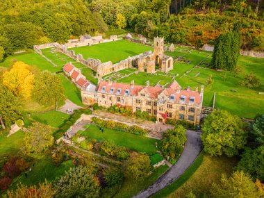 Grace Dağı 'nın pirory manzarası, Doğu Harlsey, Kuzey Yorkshire, İngiltere, İngiltere' de bir manastır.