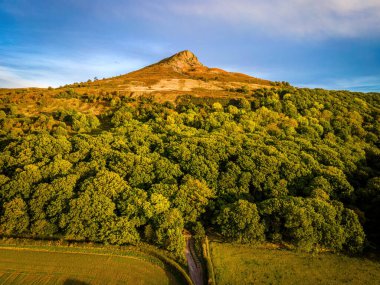 Kuzey Yorkshire, İngiltere 'de Roseberry Tepesi' nin havadan görünüşü. Büyük Ayton ve Newton yakınlarında Roseberry, İngiltere 'nin altında yer almaktadır.