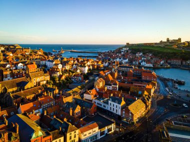 Kuzey Yorkshire, İngiltere 'de Kuzey Denizi' ne bakan Whitby 'nin sabah manzarası.