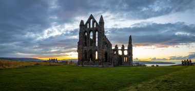 Whitby Manastırı, Kuzey Denizi 'ne bakan Whitby Manastırı. Whitby' nin yukarısındaki Doğu Kayalığı. İngiltere, İngiltere.