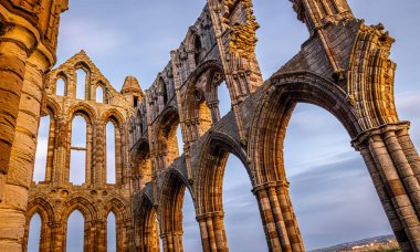 Whitby Manastırı, Kuzey Denizi 'ne bakan Whitby Manastırı. Whitby' nin yukarısındaki Doğu Kayalığı. İngiltere, İngiltere.