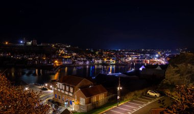 İngiltere, Yorkshire 'daki Whitby Abbey' nin gece görüşü