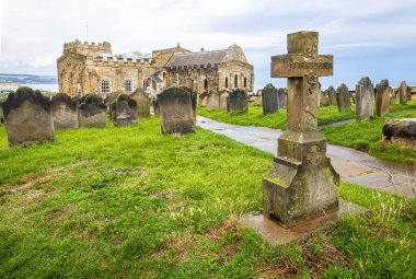 Kuzey Yorkshire, İngiltere 'de Kuzey Denizi' ne bakan Whitby 'nin sabah manzarası.