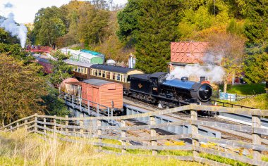 İngiltere 'de sonbaharda eski Yorkshire demiryolu manzarası