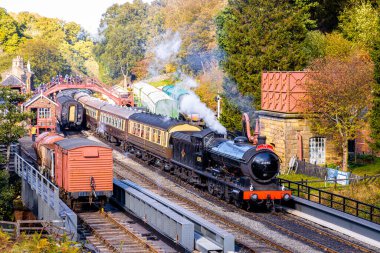 İngiltere 'de sonbaharda eski Yorkshire demiryolu manzarası