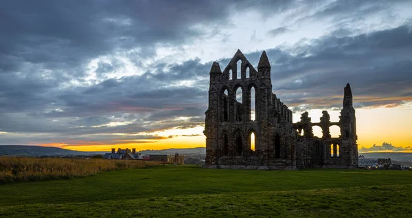 stock image Sunset view of Whitby abbey overlooking the North Sea on the East Cliff above Whitby in North Yorkshire, England, UK