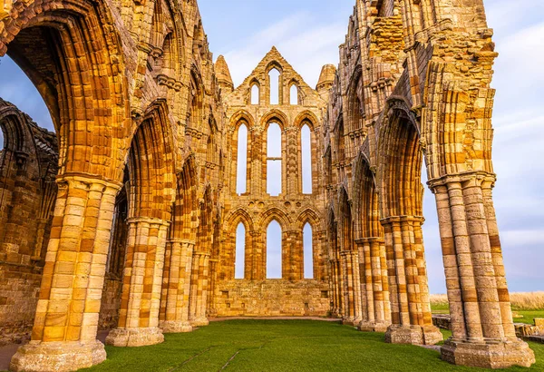 stock image Sunset view of Whitby abbey overlooking the North Sea on the East Cliff above Whitby in North Yorkshire, England, UK