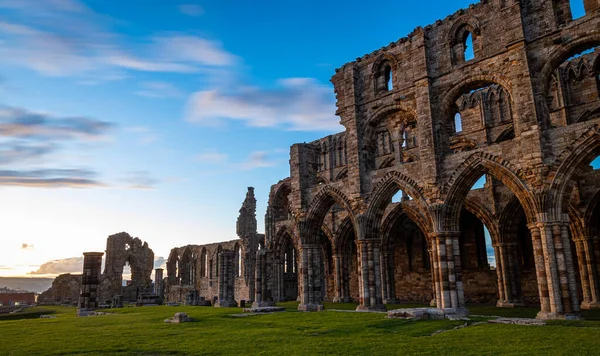 stock image Sunset view of Whitby abbey overlooking the North Sea on the East Cliff above Whitby in North Yorkshire, England, UK