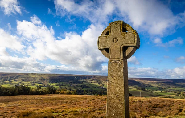 stock image Heather and moorland cross in Yorkshire national park, England, UK