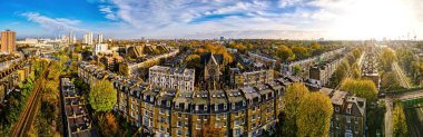 Sonbaharda Batı Londra 'daki kilise ve yerleşim alanının havadan görünüşü, İngiltere, İngiltere