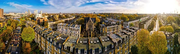 秋に西ロンドンの教会や住宅地の空中ビュー イギリス イギリス — ストック写真