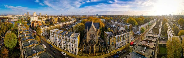秋に西ロンドンの教会や住宅地の空中ビュー イギリス イギリス — ストック写真
