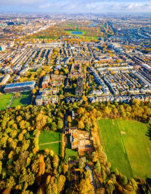Sonbaharda Londra 'daki West Kensigton ve Hyde parkının İngiltere, İngiltere' deki hava manzarası.