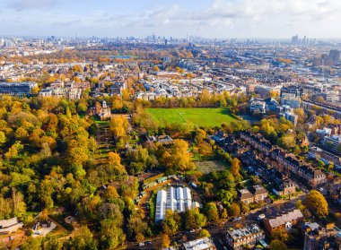 Holland Park 'ın sonbaharda Batı Londra' daki hava manzarası, İngiltere, İngiltere