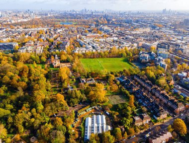 Holland Park 'ın sonbaharda Batı Londra' daki hava manzarası, İngiltere, İngiltere