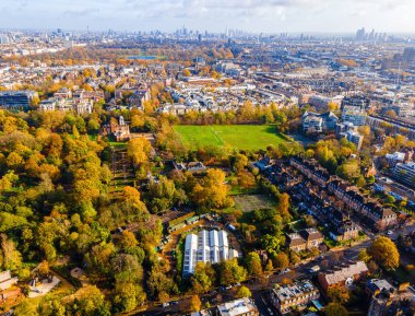 Holland Park 'ın sonbaharda Batı Londra' daki hava manzarası, İngiltere, İngiltere