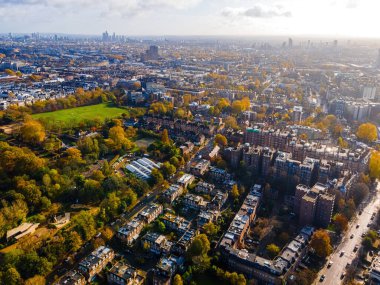 Holland Park 'ın sonbaharda Batı Londra' daki hava manzarası, İngiltere, İngiltere