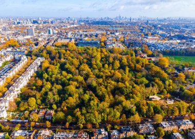 Holland Park 'ın sonbaharda Batı Londra' daki hava manzarası, İngiltere, İngiltere