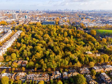 Holland Park 'ın sonbaharda Batı Londra' daki hava manzarası, İngiltere, İngiltere