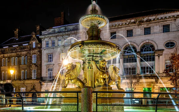 英国莱斯特市政厅广场在圣诞前夕装饰的景观 — 图库照片