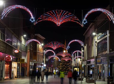 İngiltere 'nin Doğu Midlands bölgesinde bir şehir olan Leicester' ın Noel zamanı, İngiltere 'de gece manzarası
