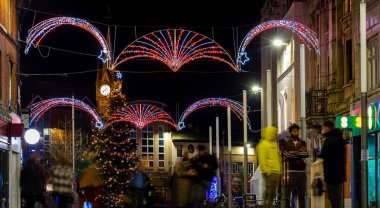 İngiltere 'nin Doğu Midlands bölgesinde bir şehir olan Leicester' ın Noel zamanı, İngiltere 'de gece manzarası