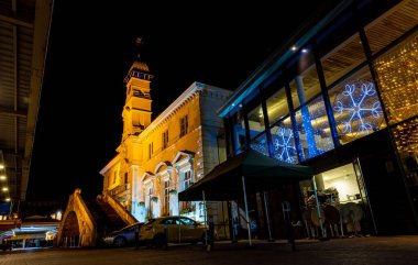 İngiltere 'nin Doğu Midlands bölgesinde bir şehir olan Leicester' ın Noel zamanı, İngiltere 'de gece manzarası