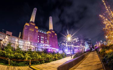 Londra, İngiltere 'de Noel zamanı Battersea Elektrik Santralinin görüntüsü
