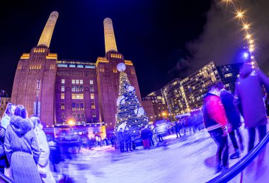 Londra, İngiltere 'de Noel zamanı Battersea Elektrik Santralinin görüntüsü