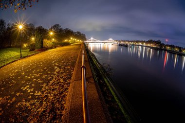 Albert Köprüsü ve Battersea Parkı 'nın gece yarısı görüntüsü, Londra, İngiltere