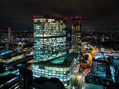 Noel zamanı Londra şehrinin gece hava manzarası