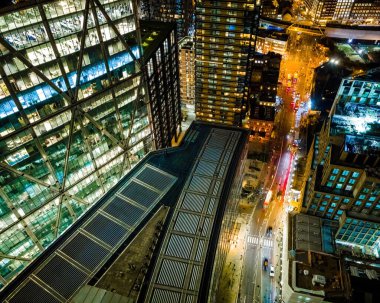 Noel zamanı Londra şehrinin gece hava manzarası
