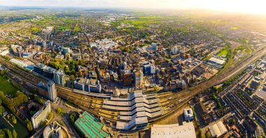 İngiltere 'nin güneyinde, Thames ve Kennet nehirlerindeki büyük bir kasaba olan Reading' in hava manzarası.