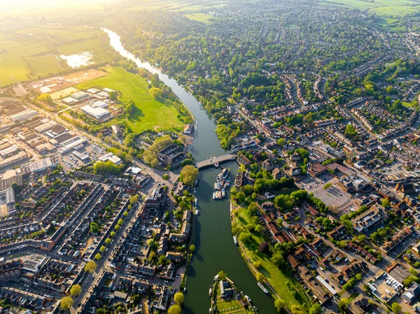 テムズ川を挟んで町の中心部の真北に位置する英国 リーディング郊外のカバーシャムの空中写真 — ストック写真