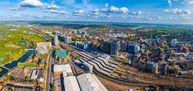 İngiltere 'nin güneyinde, Thames ve Kennet nehirlerindeki büyük bir kasaba olan Reading' in hava manzarası.