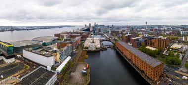 Liverpool Rıhtımı 'nın havadan görünüşü, Mersey Nehri üzerinde canlı bir kültür merkezi, İngiltere