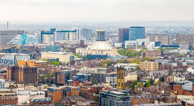 Liverpool Rıhtımı 'nın havadan görünüşü, Mersey Nehri üzerinde canlı bir kültür merkezi, İngiltere