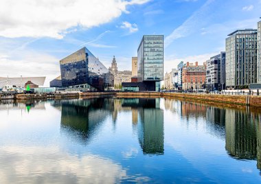Liverpool 'daki liman manzarası, İngiltere' nin kuzeybatısındaki bir şehir ve metropol ilçesi.
