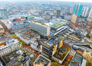 İngiltere 'nin Batı Midlands bölgesinin büyük bir şehri olan Birmingham' ın hava manzarası, Birleşik Krallık 'ta birden fazla Sanayi Devrimi dönemi simgesi barındırıyor.