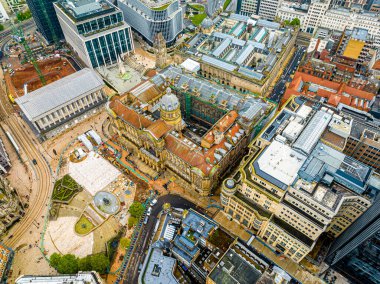 İngiltere 'nin Batı Midlands bölgesinin büyük bir şehri olan Birmingham' ın hava manzarası, Birleşik Krallık 'ta birden fazla Sanayi Devrimi dönemi simgesi barındırıyor.