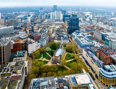 İngiltere 'nin Batı Midlands bölgesinin büyük bir şehri olan Birmingham' ın hava manzarası, Birleşik Krallık 'ta birden fazla Sanayi Devrimi dönemi simgesi barındırıyor.