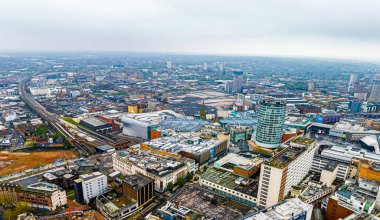 İngiltere 'nin Batı Midlands bölgesinin büyük bir şehri olan Birmingham' ın hava manzarası, Birleşik Krallık 'ta birden fazla Sanayi Devrimi dönemi simgesi barındırıyor.