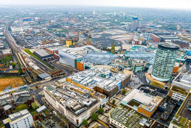 İngiltere 'nin Batı Midlands bölgesinin büyük bir şehri olan Birmingham' ın hava manzarası, Birleşik Krallık 'ta birden fazla Sanayi Devrimi dönemi simgesi barındırıyor.