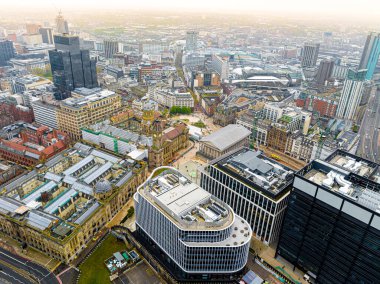 İngiltere 'nin Batı Midlands bölgesinin büyük bir şehri olan Birmingham' ın hava manzarası, Birleşik Krallık 'ta birden fazla Sanayi Devrimi dönemi simgesi barındırıyor.