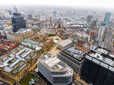 İngiltere 'nin Batı Midlands bölgesinin büyük bir şehri olan Birmingham' ın hava manzarası, Birleşik Krallık 'ta birden fazla Sanayi Devrimi dönemi simgesi barındırıyor.